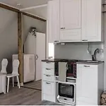 Huoneisto Cozy Self-Service Wooden Studio Near Aura River, Private Bath & Parking Turku