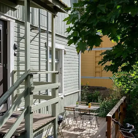 Huoneisto Cozy Self-Service Wooden Studio Near Aura River, Private Bath & Parking