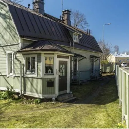 Huoneisto Cozy Self-Service Wooden Studio Near Aura River, Private Bath & Parking